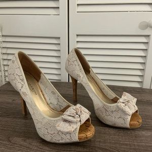 9.5 white lace and cork prep toe heel with bow